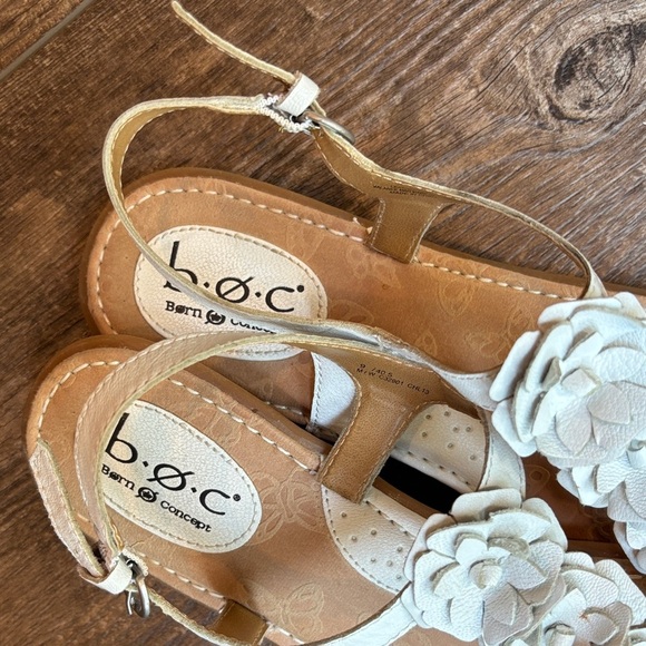 b.o.c. Born Concept White Ramey Floral Women's Sandals Size 9 - Picture 2 of 10